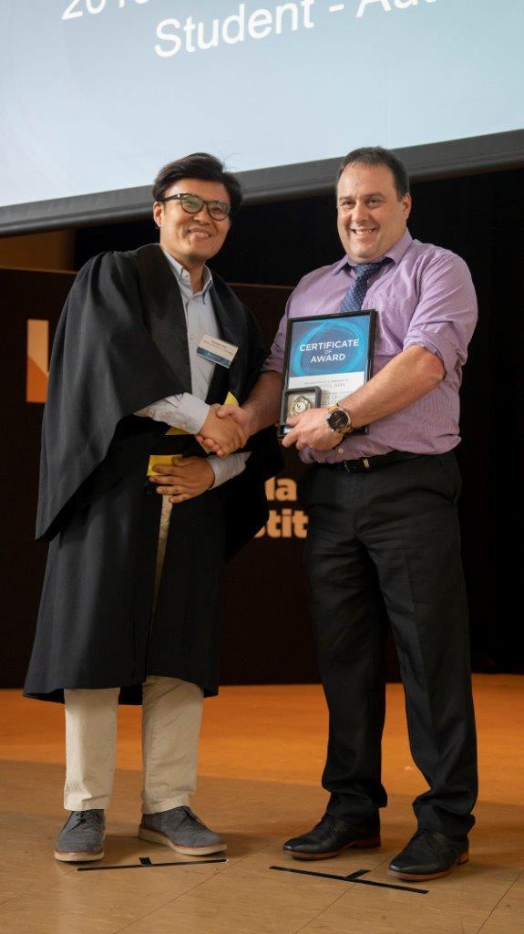 Seungyul receiving his award at the ceremony