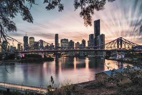 Photo: Brisbane City & Story Bridge / Copyright (c) 2017 VaNight Photography/Shutterstock