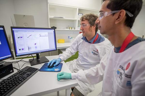 Photo: two people looking at a computer screen / ©Roslyn Budd (Budd Photography)